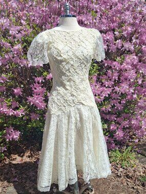 Size12 NWOT Ivory Lace, ribbon & sequin, full skirted Dress